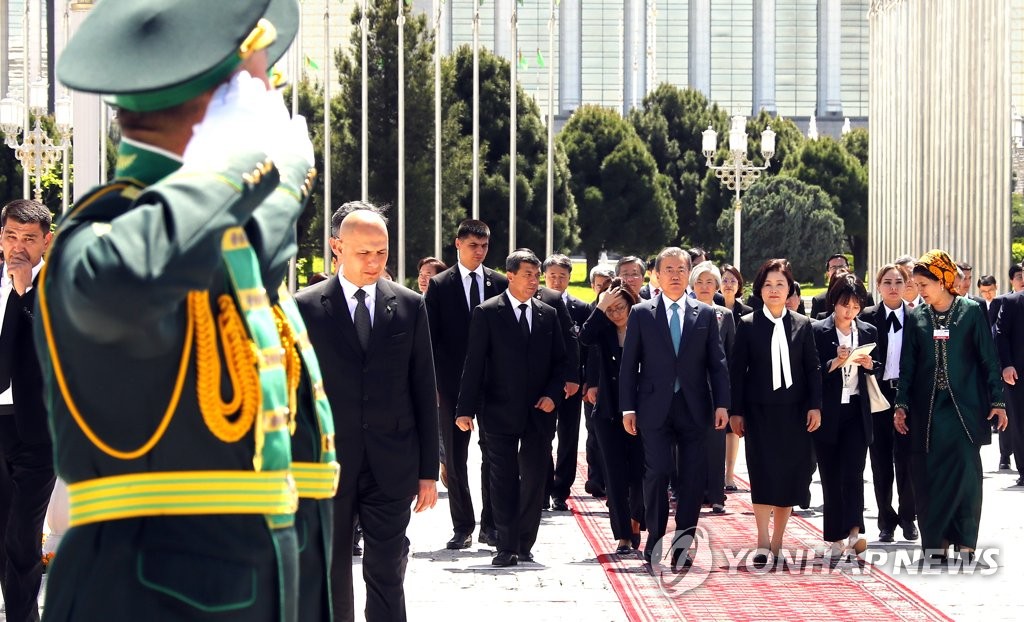 투르크메니스탄 독립공원 찾은 문 대통령