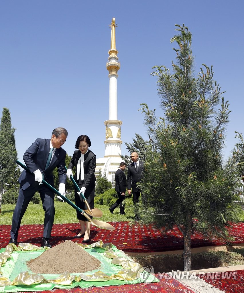 투르크메니스탄 국립독립공원에 기념식수하는 문 대통령
