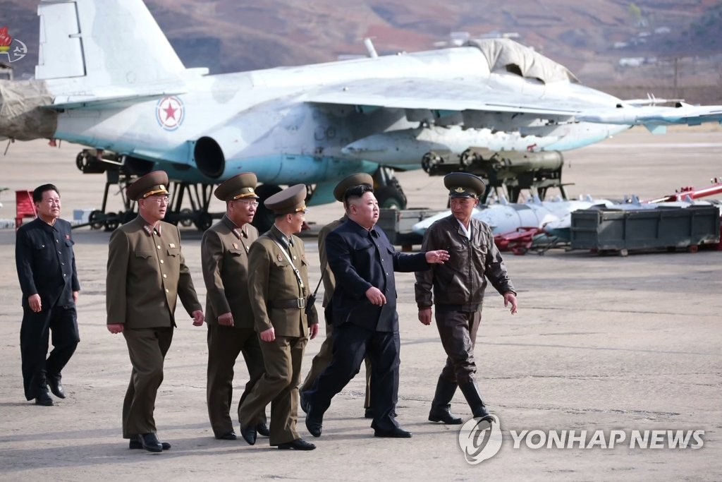 El líder norcoreano inspecciona una maniobra militar aérea El líder norcoreano inspecciona una maniobra militar aérea