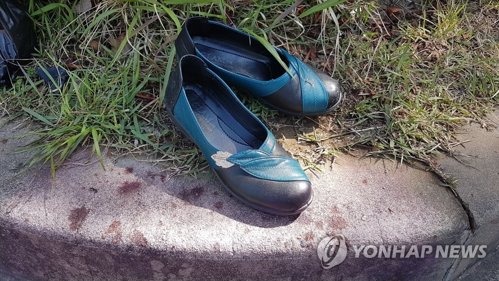 흉기난동사건 희생자 핏자국과 주인 잃은 신발