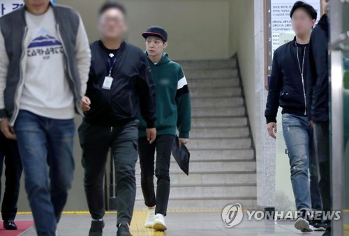경찰 조사 마친 박유천, 질문엔 '묵묵부답'