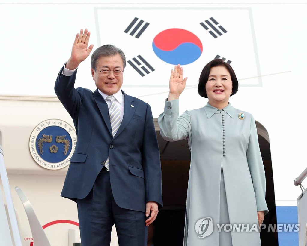 우즈베키스탄 도착한 문 대통령