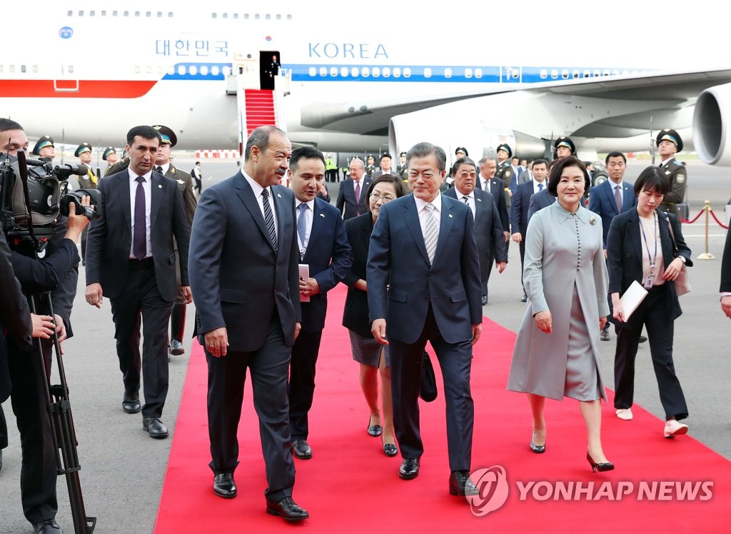 문 대통령, 우즈벡 총리와 함께