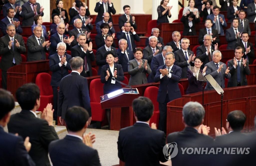 우즈베키스탄 의회 기립 박수받는 문 대통령