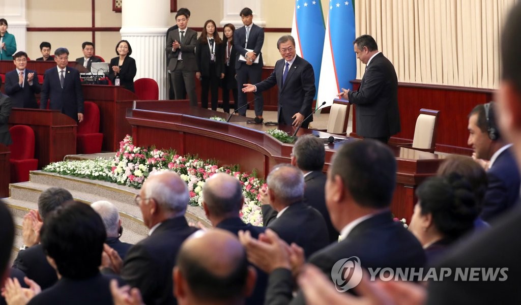 문 대통령, 우즈베키스탄 의회 입장하며 기립 박수