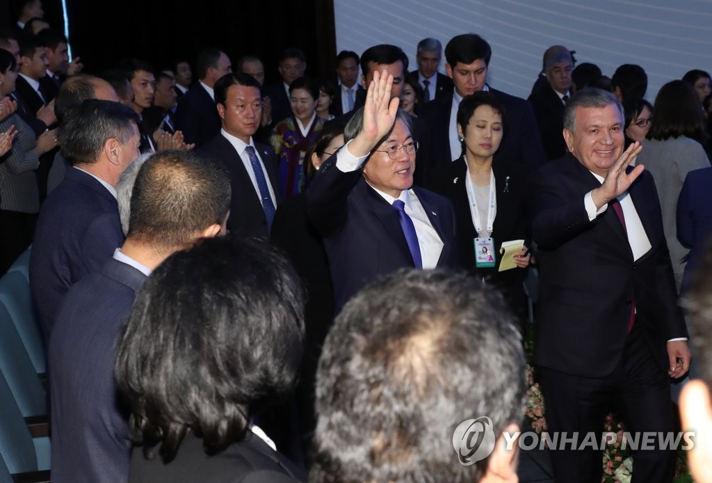한-우즈베크 문화공연 관람 온 양국 정상