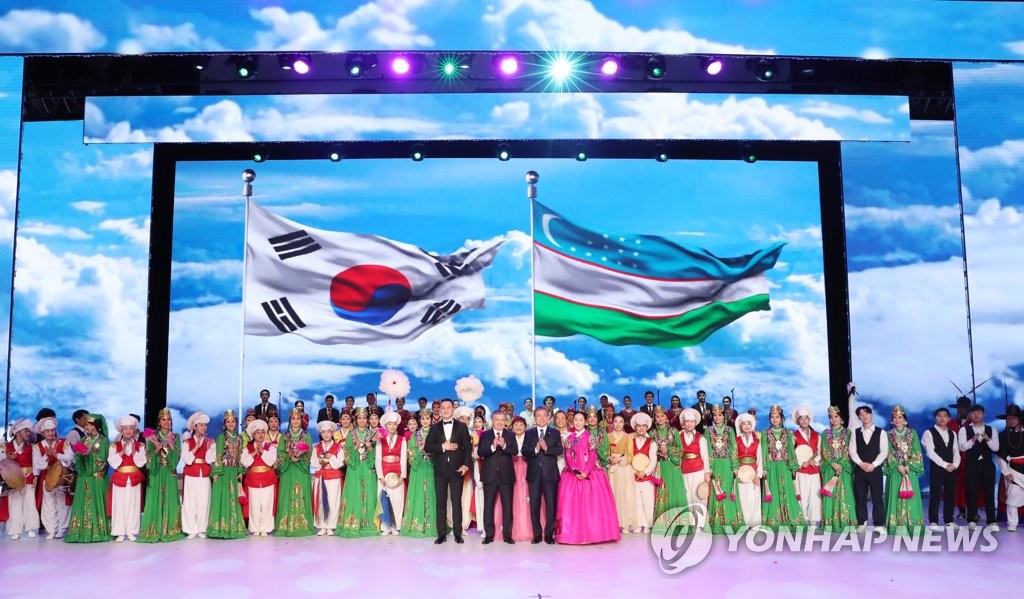 문화공연에서 인사하는 한-우즈베크 정상