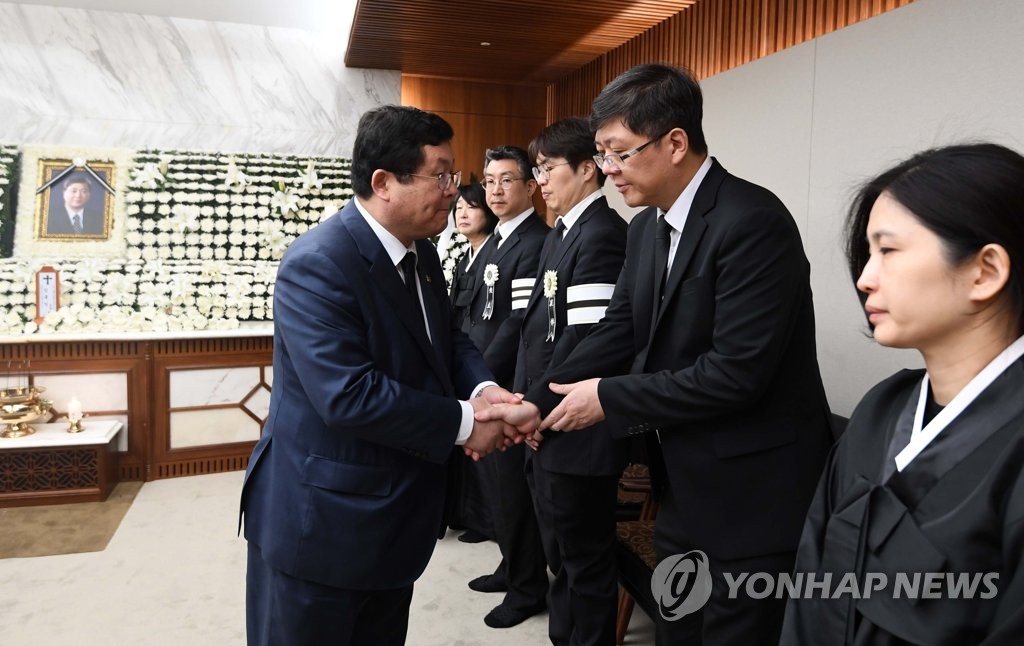 김홍일 전 의원 빈소 찾은 설훈 의원