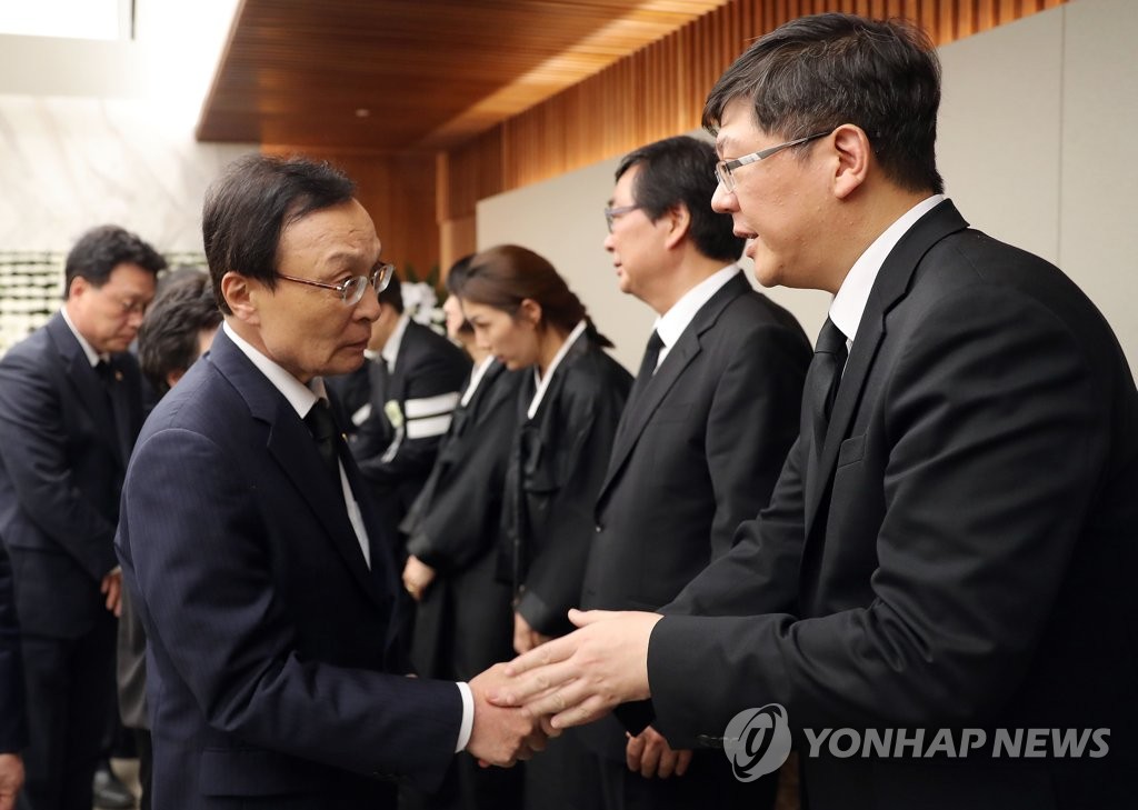 유가족 위로하는 이해찬