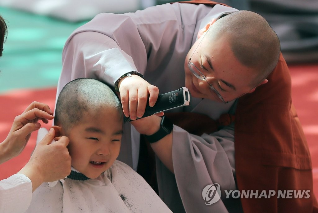 삭발하는 동자승