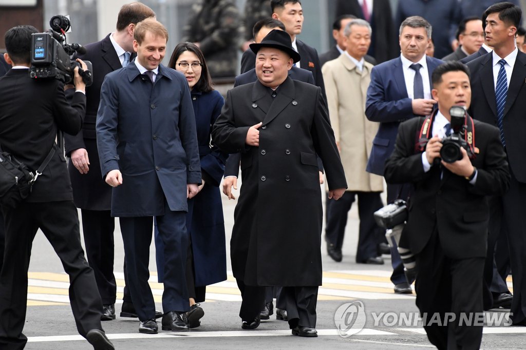 블라디보스토크 도착한 김정은 밝은 표정