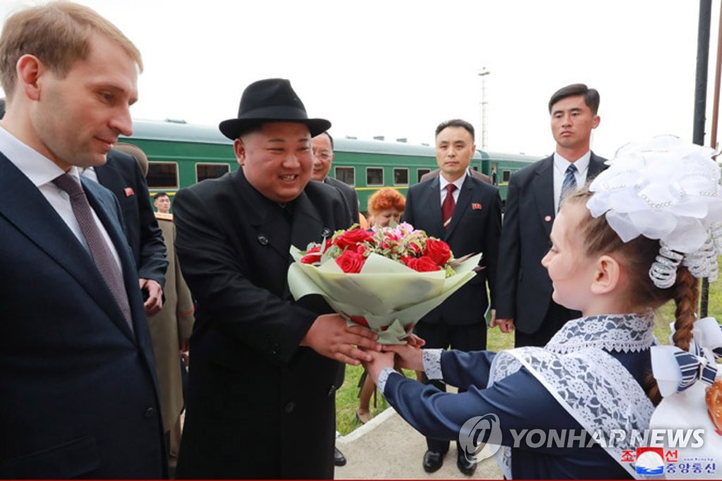 환영 꽃다발 건네받는 김정은