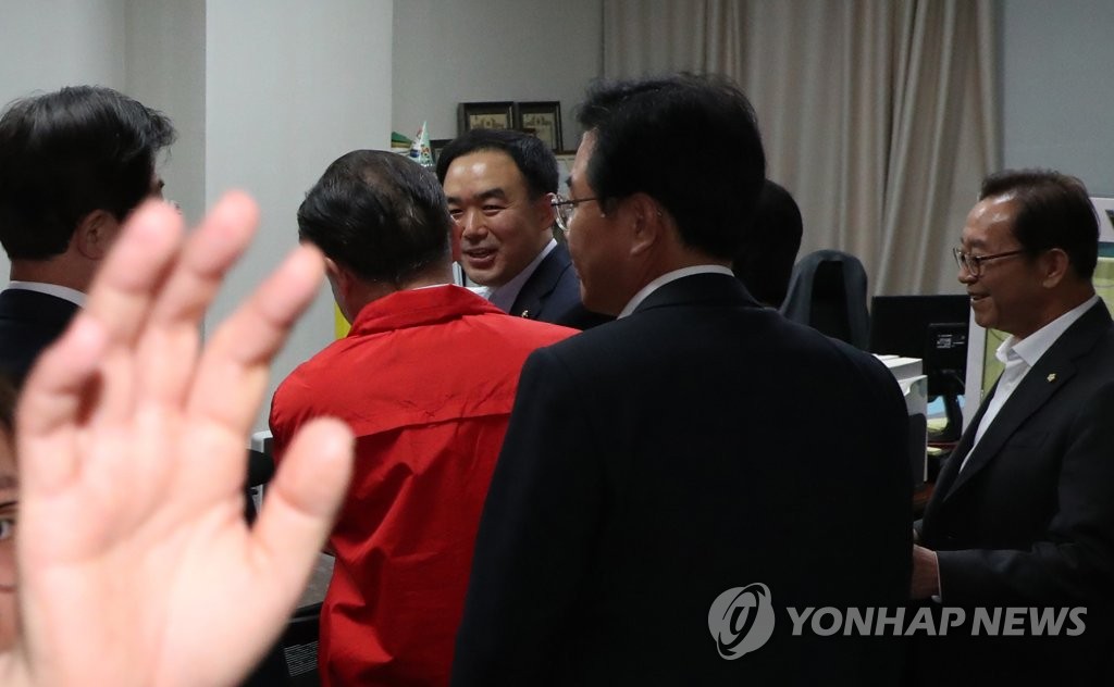 채이배 의원실 찾아간 한국당 의원들