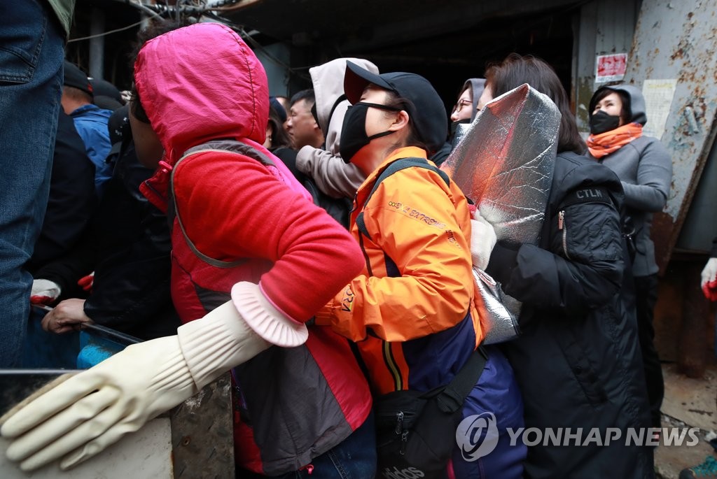 고무장갑 낀 채로