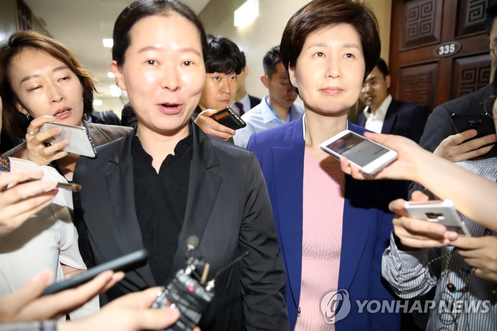 회의장 들어서는 사개특위 권은희-백혜련 의원