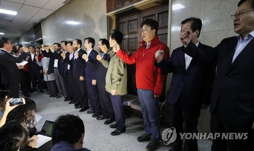 구호 외치는 자유한국당 의원들