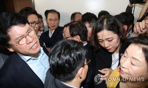 회의장 진입 시도하는 심상정