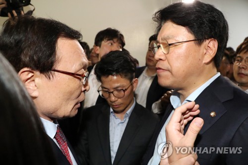 설전 벌이는 이해찬-장제원