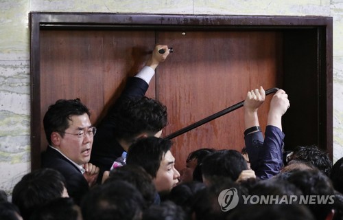 '도구' 사용해 의안과 진입 시도