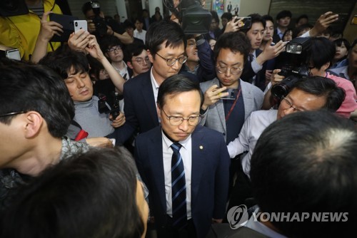 의안과 앞에서 막힌 홍영표
