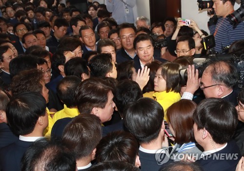 정개특위 진입 막는 자유한국당