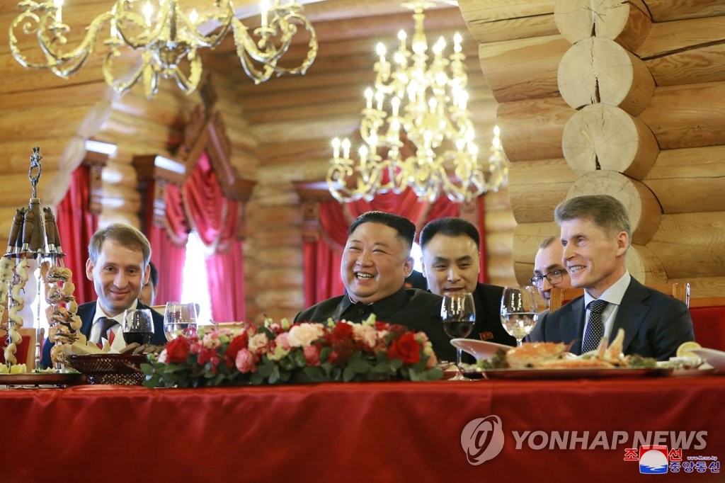 연해주 주지사와 오찬하는 김정은