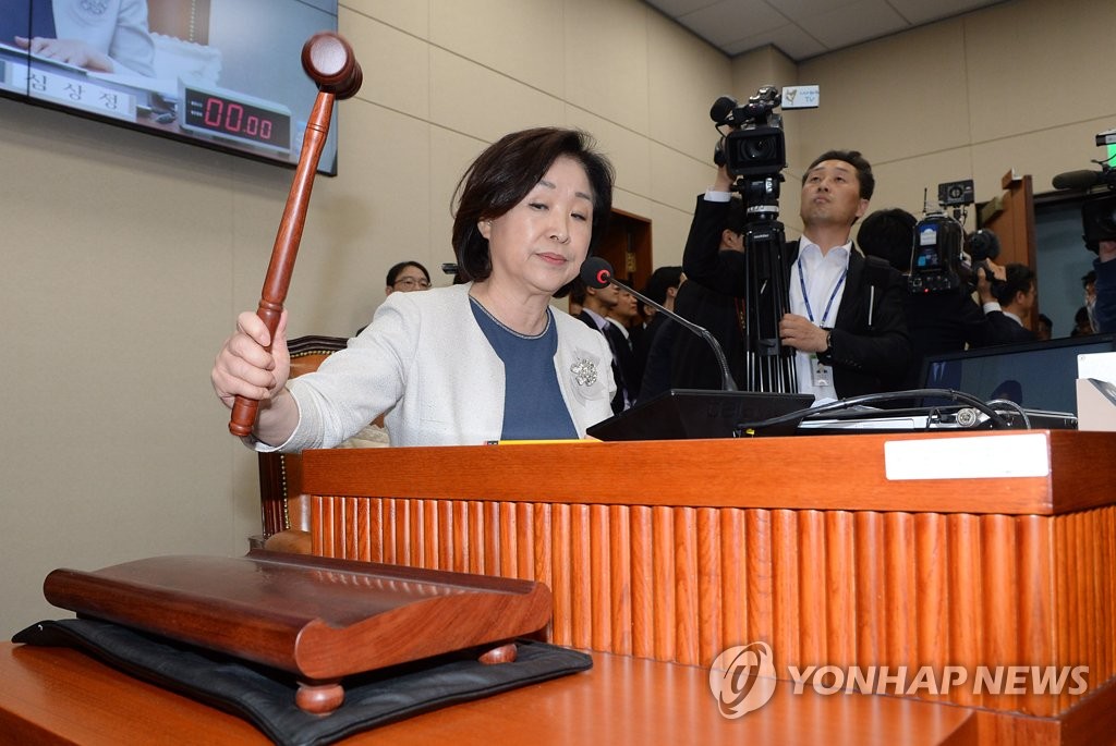 Rep. Sim Sang-jeung, head of the special parliamentary panel on political reform, bangs the gavel at the National Assembly in Seoul on April 30, 2019, to confirm the designation of an election reform bill as a fast-track measure. (Yonhap)