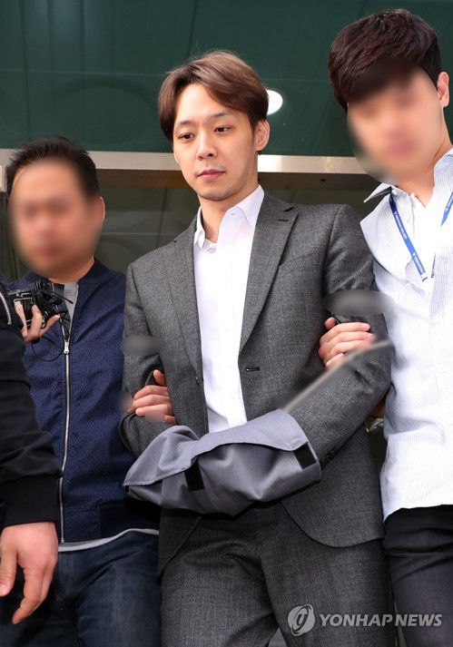 4월 30일 경찰 조사 마치고 유치장 향하는 박유천
