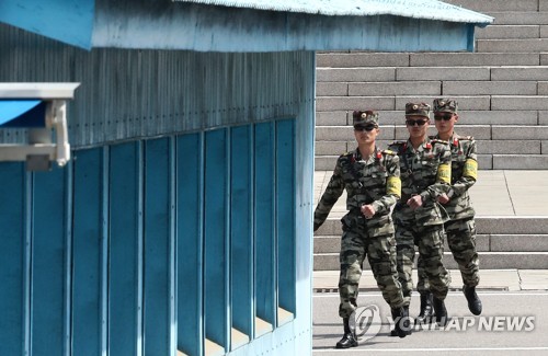 근무지로 이동하는 판문점 북측 경비군인들
