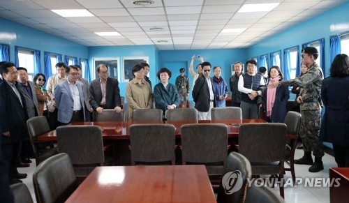 '군사정전위원회 본희의실 모습은?'