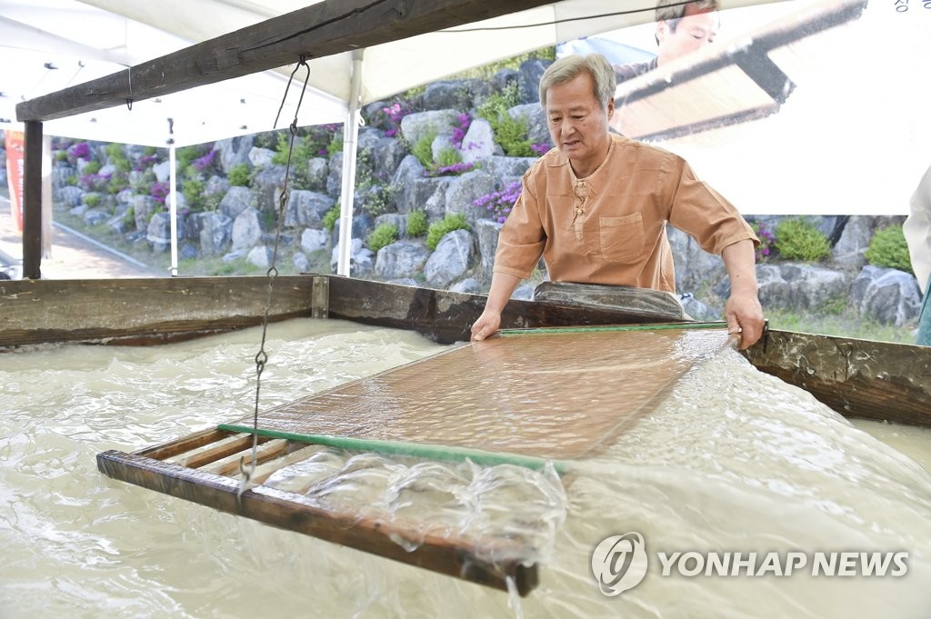 장응렬 장인의 원주한지뜨기 시연