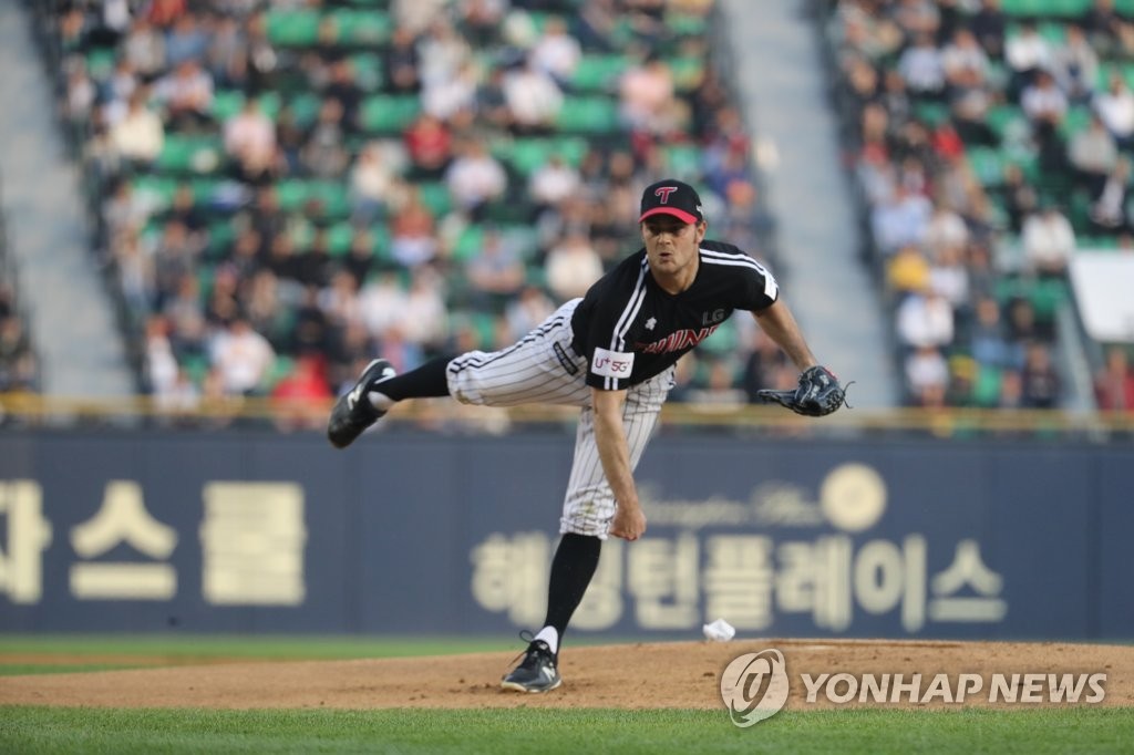 Tyler Wilson of the LG Twins throws a pitch in a Korea Baseball Organization regular season game against the Doosan Bears at Jamsil Stadium in Seoul on May 3, 2019. (Yonhap)