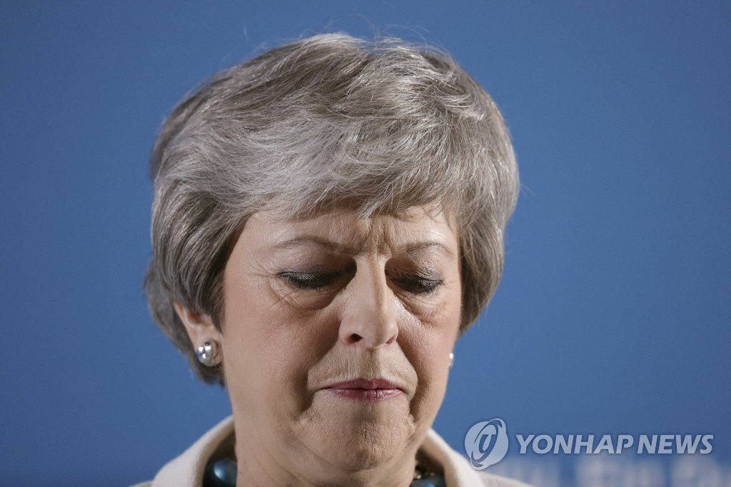 지방선거 참패에 침통한 메이…"유권자, 브렉시트 완수 원해"