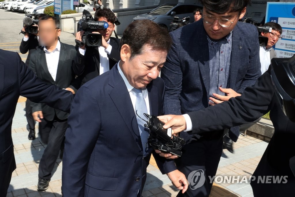 지난 5월 1심 선고공판 출석하는 윤장현 전 광주시장