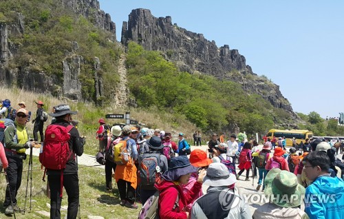 무등산 정상 찾은 시민들