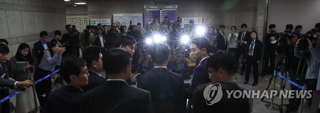 전 경찰청장에 쏠린 관심