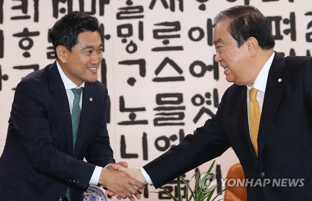 악수하는 문희상 의장과 오신환 원내대표