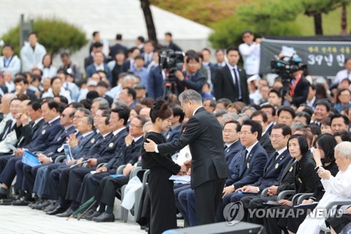 박영순씨 위로하는 문 대통령