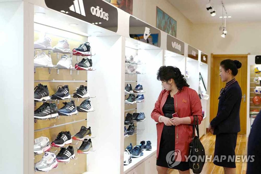 ′북한 백화점의 모습은?′…리모델링 마치고 개장한 평양 대성백화점