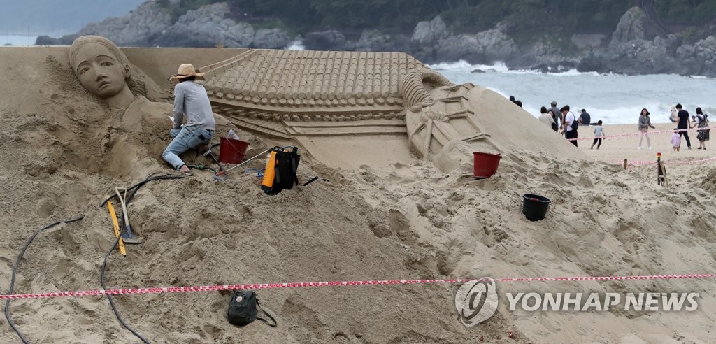 모래 조각 미술관으로 변신한 해운대 백사장