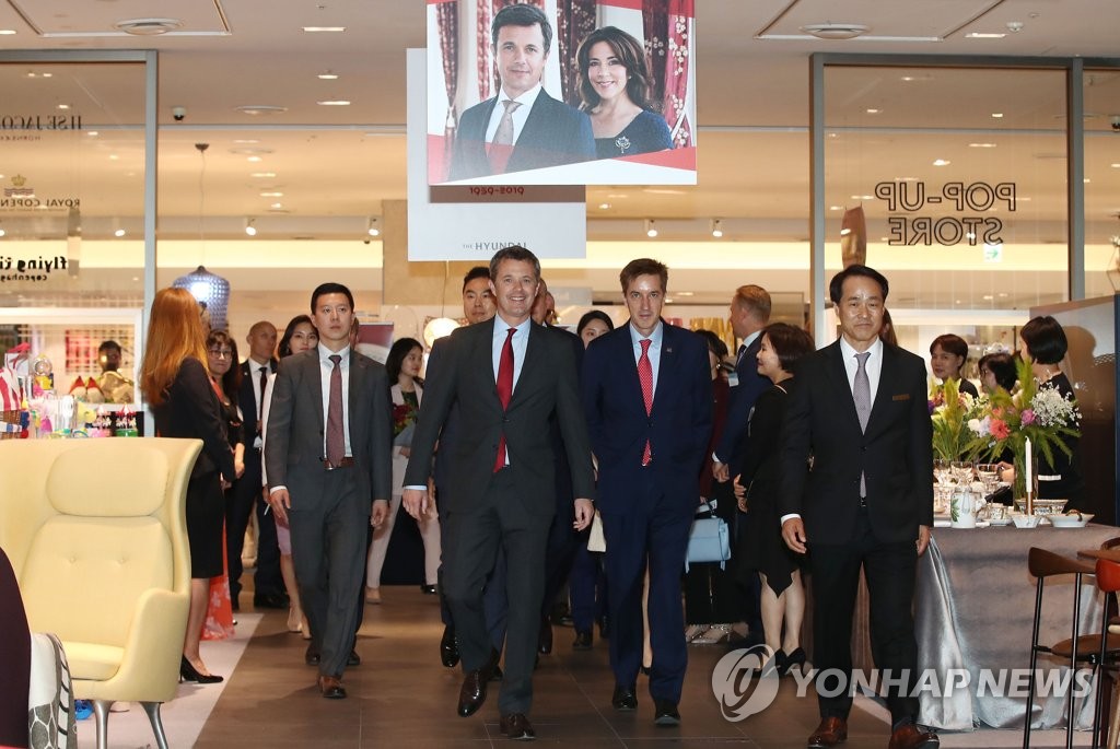 현대백화점 방문한 덴마크 왕세자