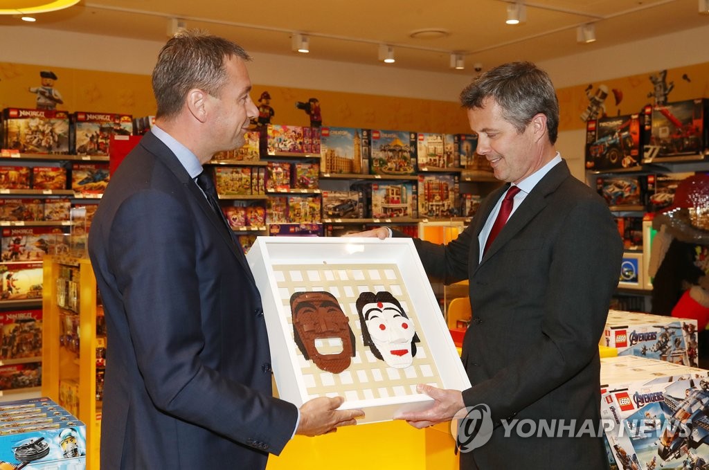 레고로 만든 탈 선물받는 덴마크 왕세자