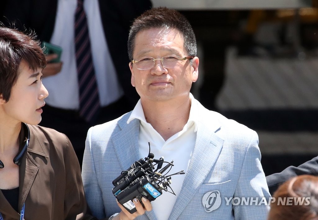 '별장 성접대' 윤중천, 1심서 징역 5년 6개월 선고