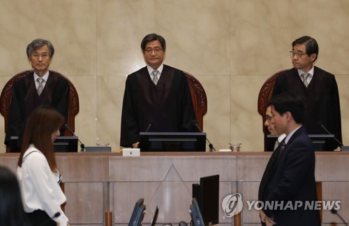 공개변론 입장하는 김명수 대법원장