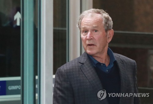 입국하는 부시 전 대통령