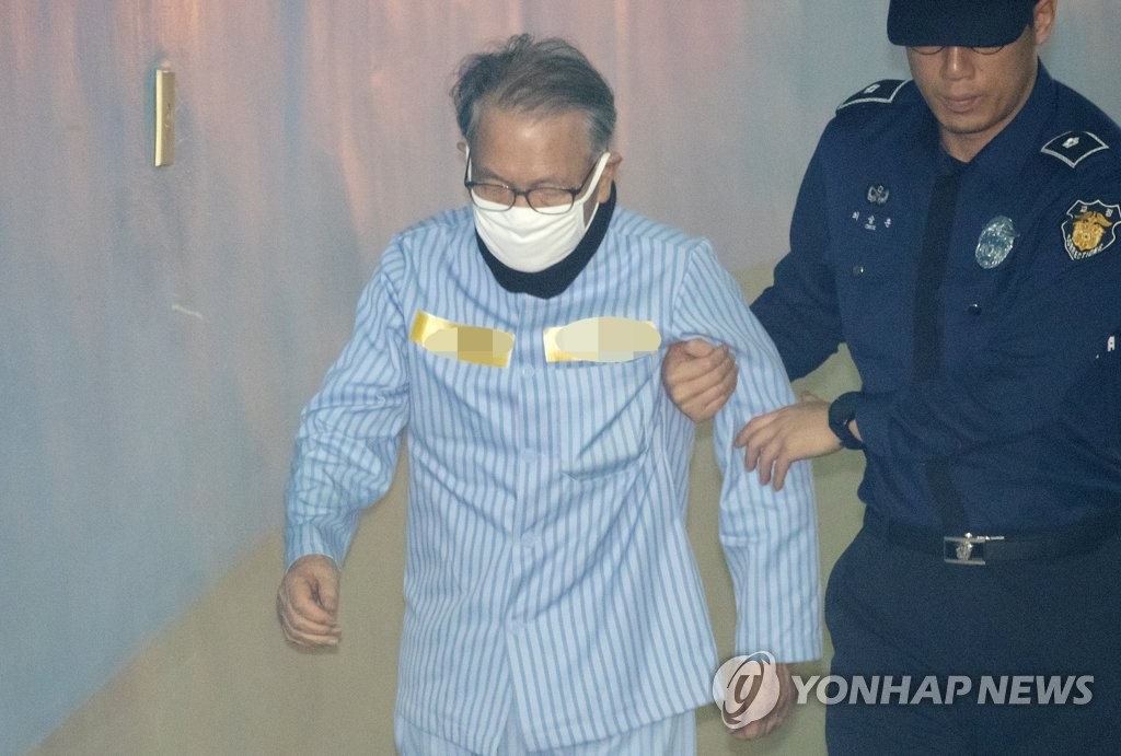 법정 향하는 김기춘