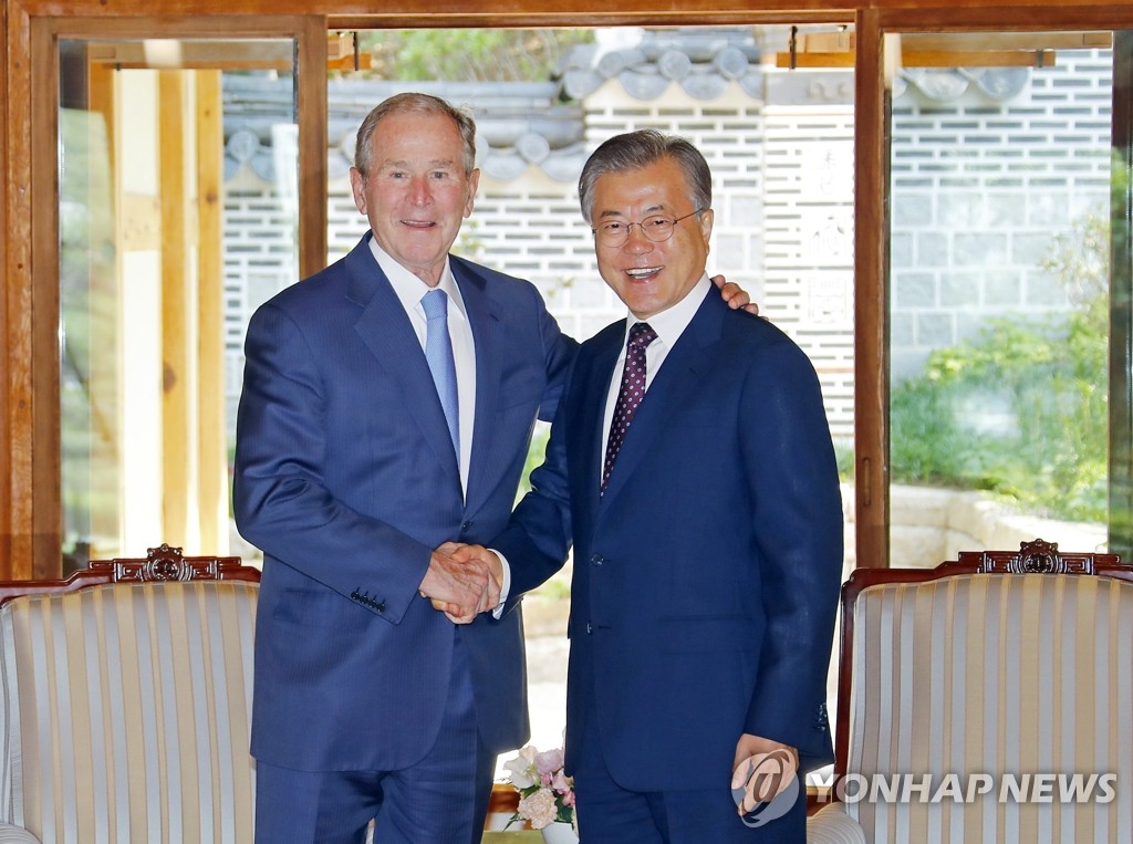 Moon meets ex-U.S. President Bush Moon meets ex-U.S. President Bush