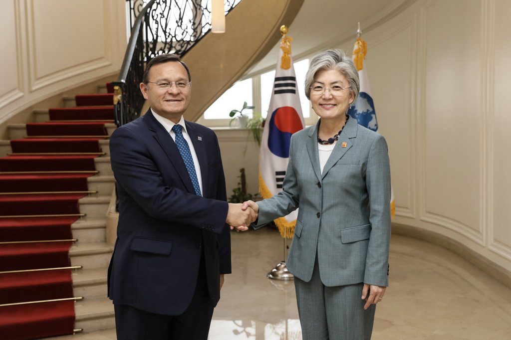 Foreign ministers of S. Korea, Peru meet Foreign ministers of S. Korea, Peru meet