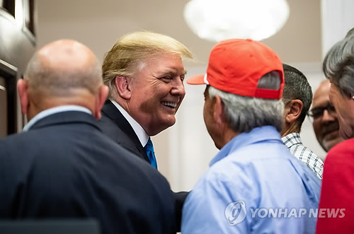 지난 5월 백악관서 농민들 만나는 트럼프 대통령