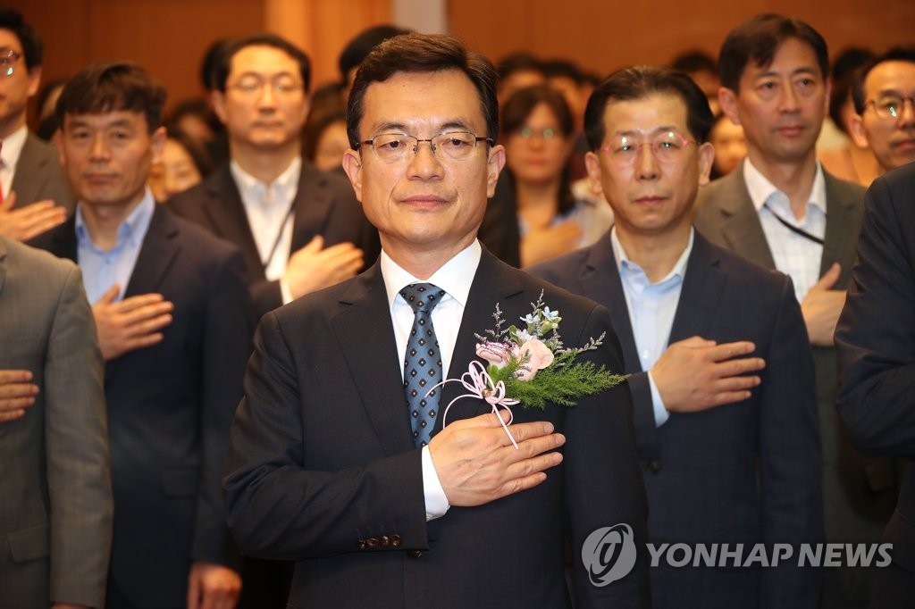 취임식서 국민의례 하는 조세영 외교부 1차관
